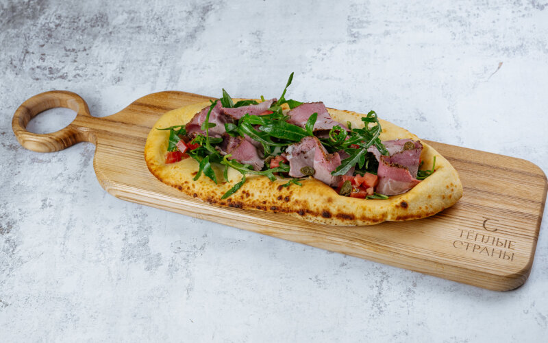 Лахмаджун с пастрами, рукколой, и каперсами