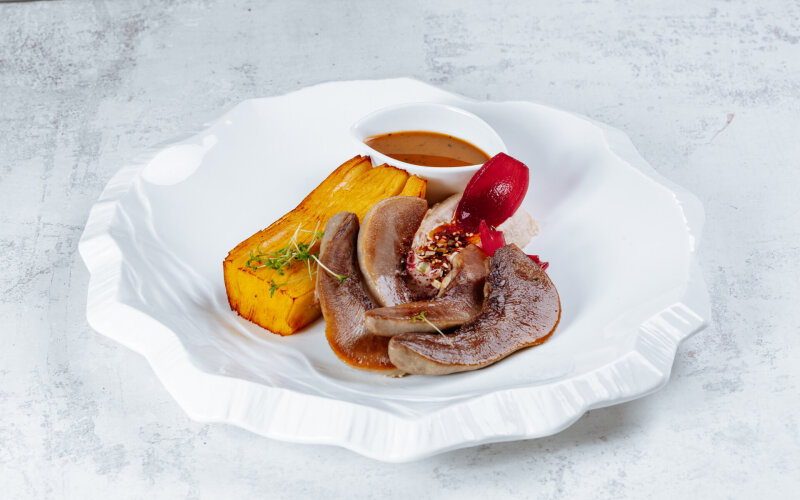 Язычки ягненка с картофелем и вешенками, хумусом из фасоли и мясным соусом