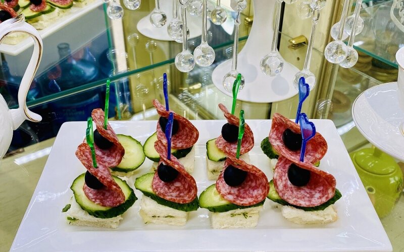 Канапе с колбасой, огурцом и оливками 35 гр