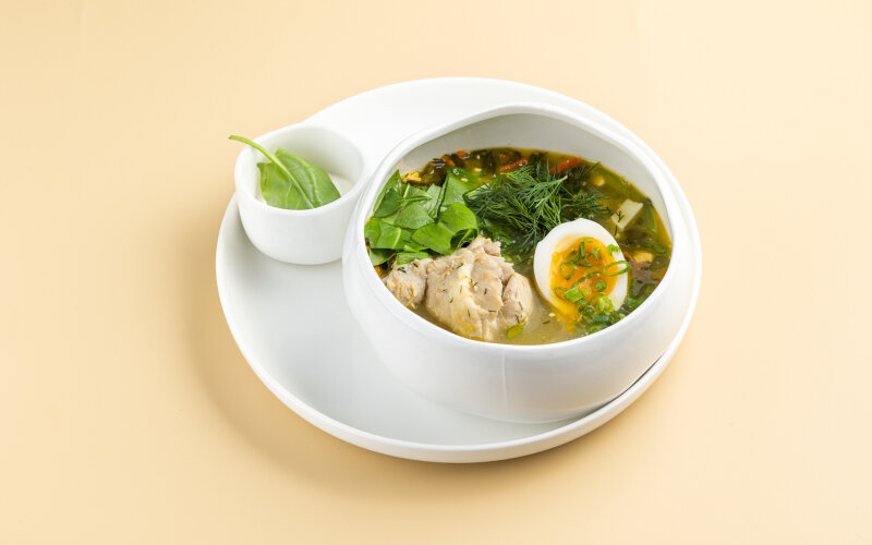 Зеленый борщ с куриной ножкой и фермерской сметаной