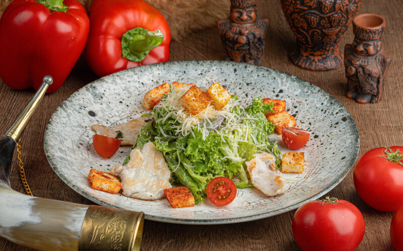 Салат цезарь с курицей