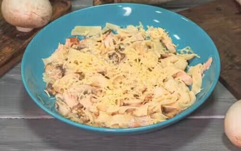 Паста с копченой курицей и грибами