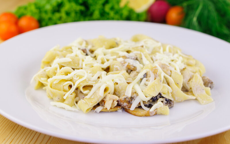 Паста с копченой курицей и грибами