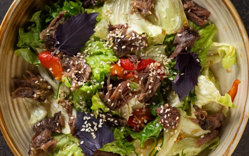 Салат с рваной говядиной и овощами