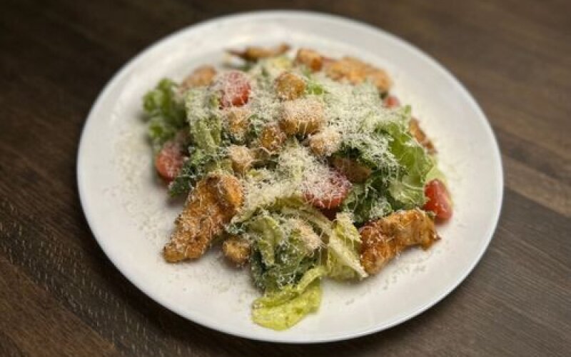 Салат Цезарь с курицей
