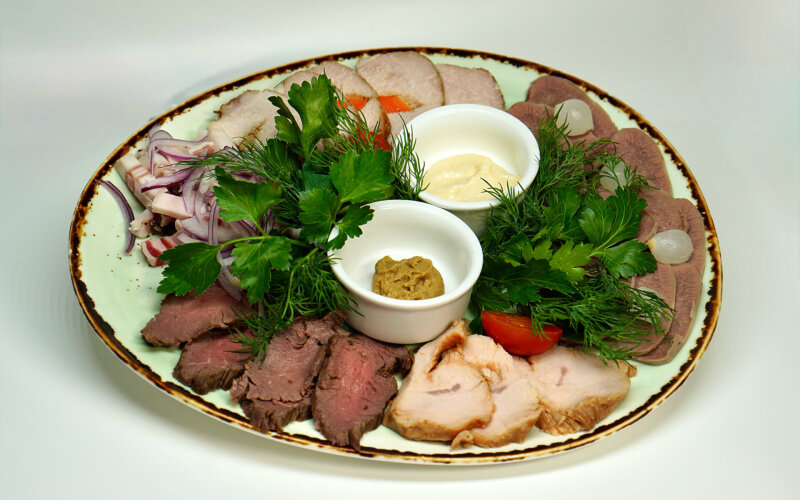 Мясное ассорти с соусами