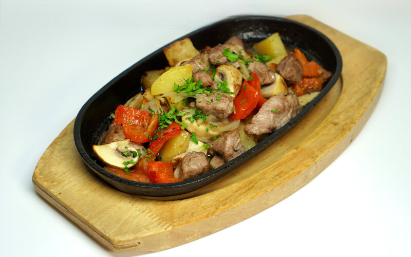 Сковородочка со свининой, грибами, томатами и картофелем