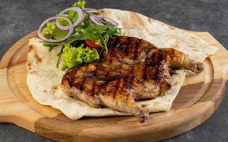 Мини цыпленок тапака с рукколой
