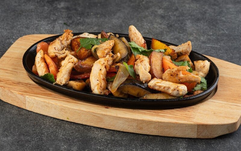 Горячая сковородка с цыплёнком