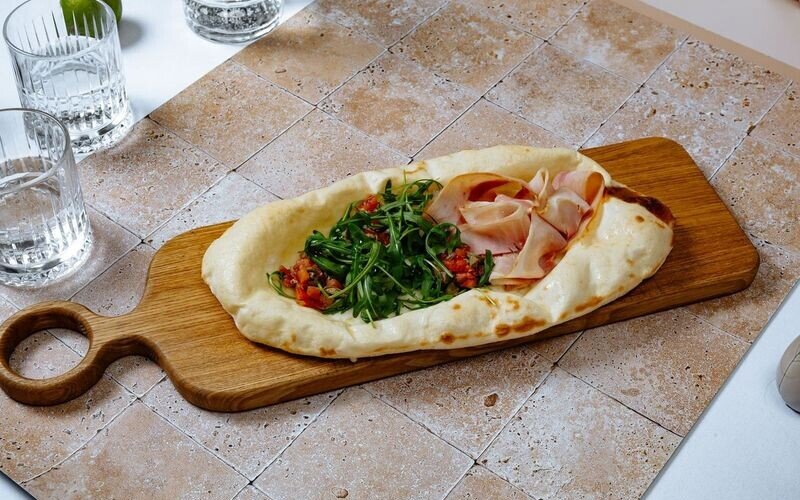 Лахмаджун с окороком и рукколой томатами и каперсами