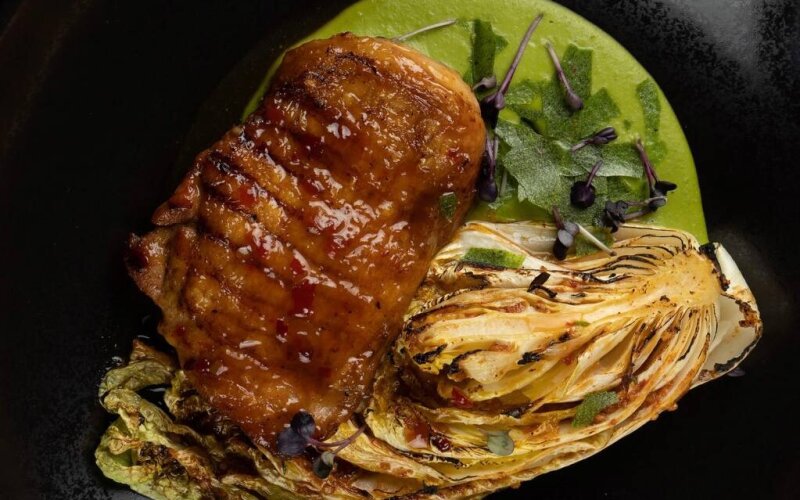 Куриное бедро на гриле с печеной  капустой и зелёным соусом