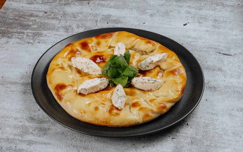 Хачапури с грузинскими сырами, картофелем и ароматными специями