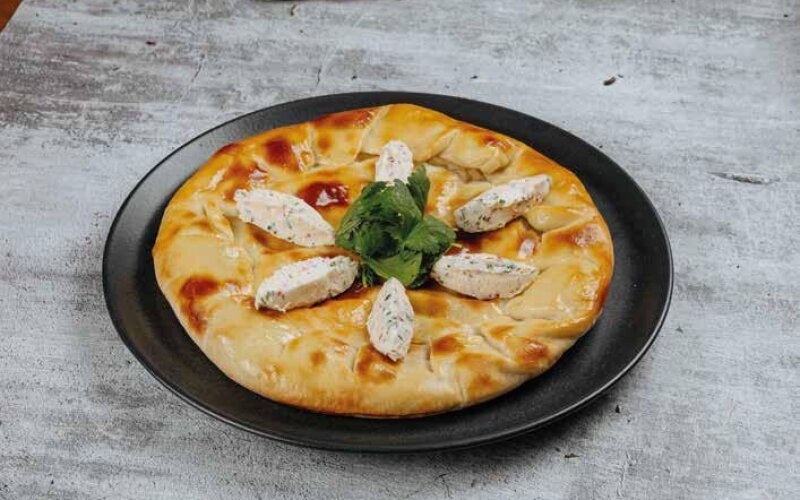 Хачапури с картофелем, грузинскими сырами, ароматной зеленью и сливочным кремом