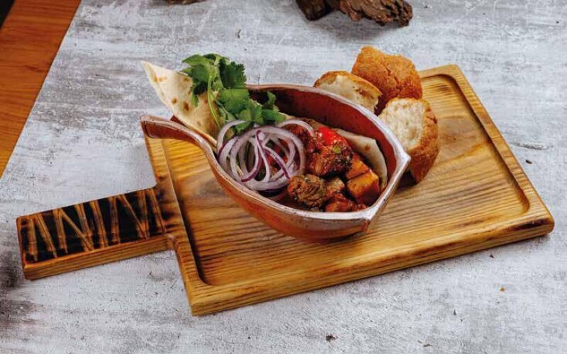 Чашушули из говядины с ароматными овощами и обожжённым лавашом