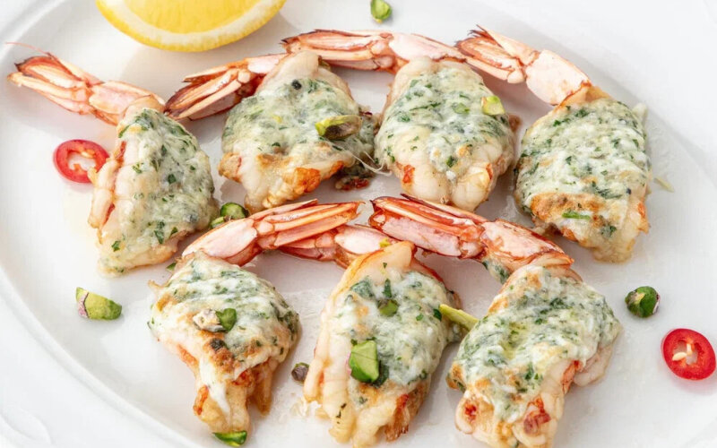 Лангустины запеченные под сыром "Горгонзола"