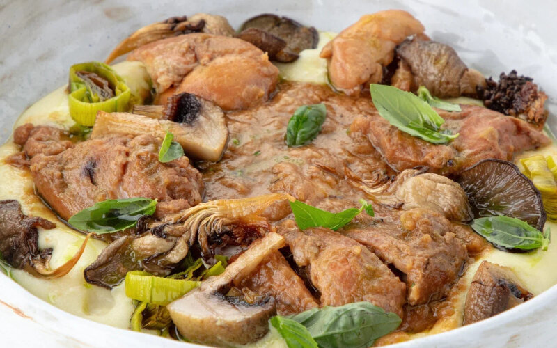 Кролик, томленый в овощном соусе с яблоками, грибами и сельдереем, с картофельным кремом