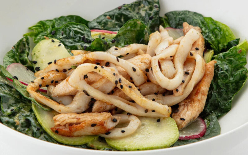 Теплый с кальмаром, куриным филе и овощами