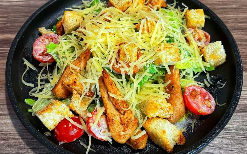 Салат Цезарь с курицей