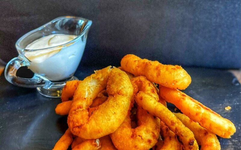 Луковые кольца с чесночным соусом