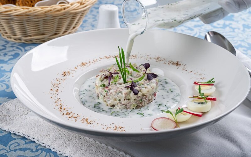 Окрошка мясная на кефире, с домашней горчицей