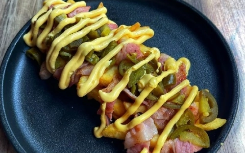 Картофель фри с беконом и соусом