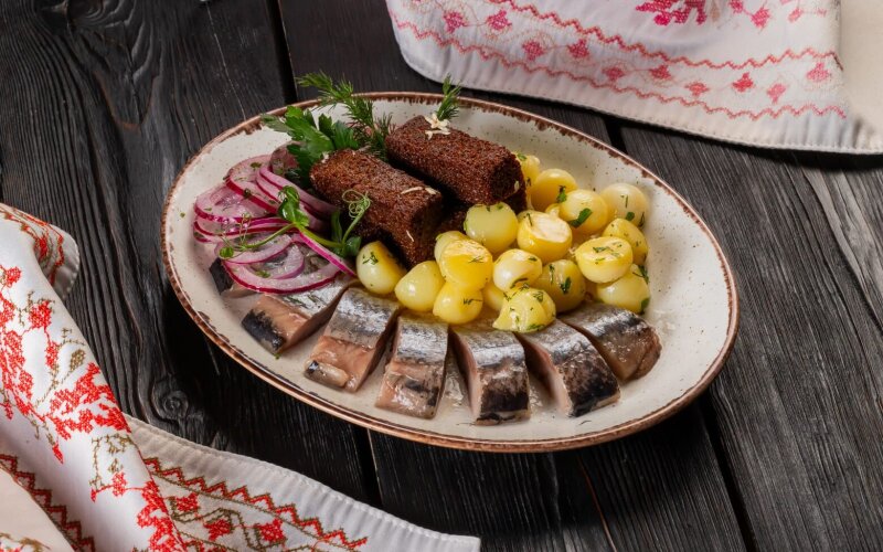 Сельдь с цибулей и вареной картоплей