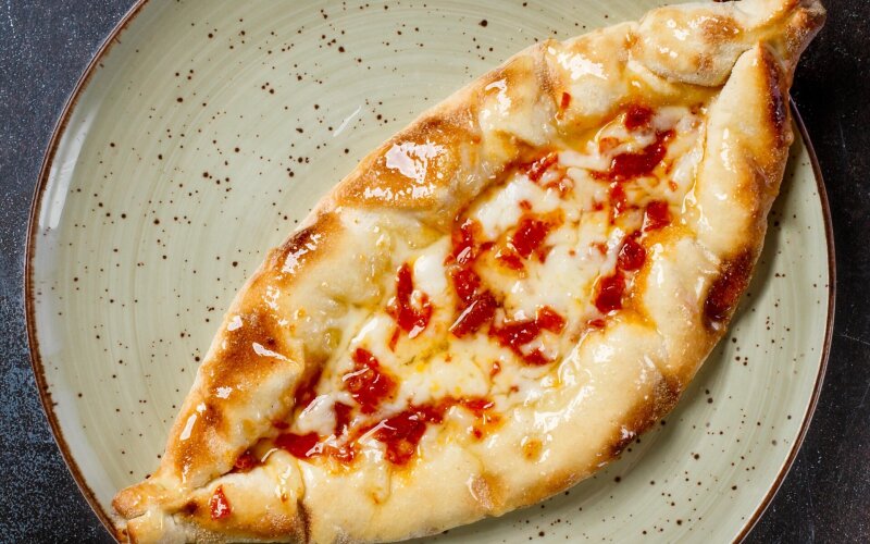 Открытый пирог с чоризо и мёдом