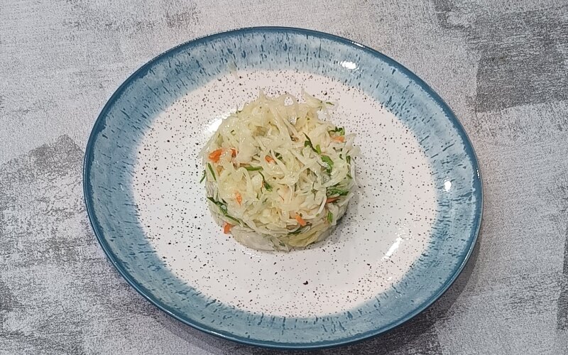 Салат из квашеной капусты