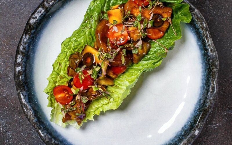 Тёплый салат с рапанами о овощами