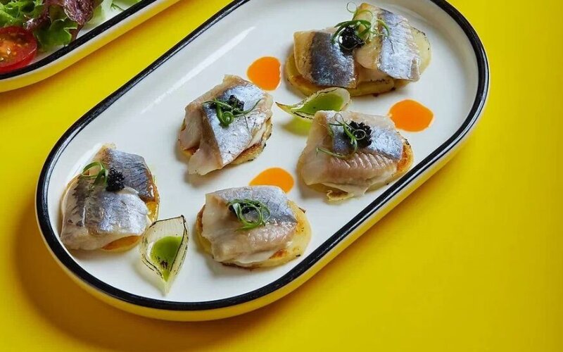 Селедочка на картофеле с икрой палтуса и грибной сметаной