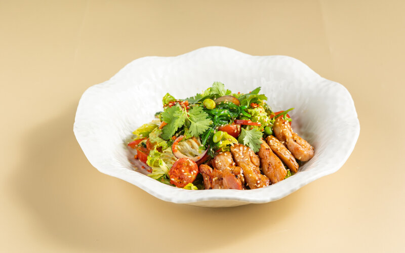 Салат с цыпленком, рукколой и битыми огурцами