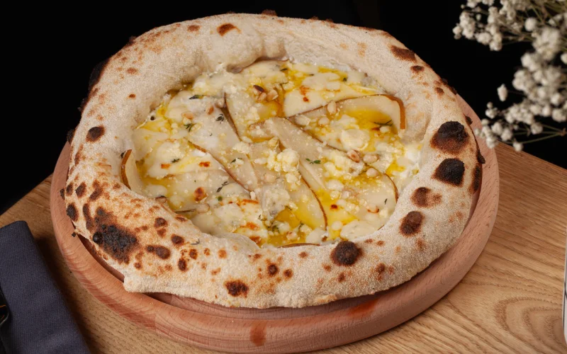 Пицца грушей, сыром горгонзола