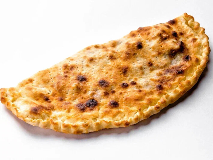 Кальцоне с ветчиной и грибами