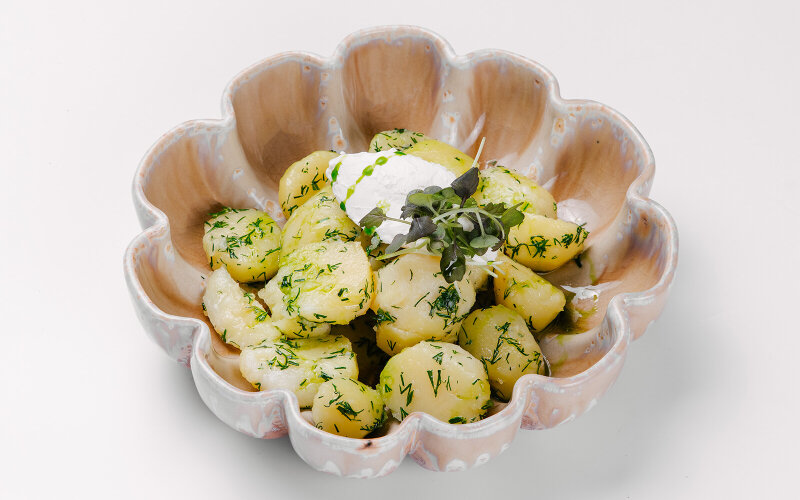 Молодой картофель с укропом, сливочным маслом и сметаной