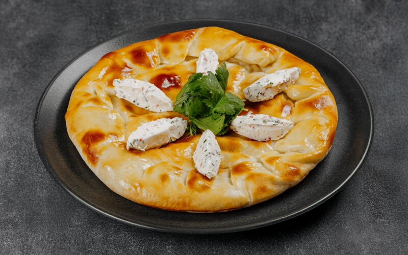 Хачапури с грузинскими сырами, картофелем и ароматными специями