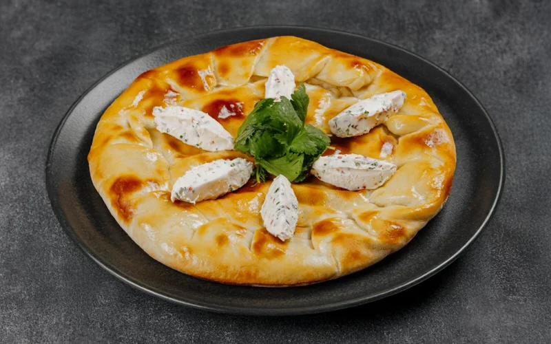 Хачапури с грузинскими сырами, картофелем и ароматными специями