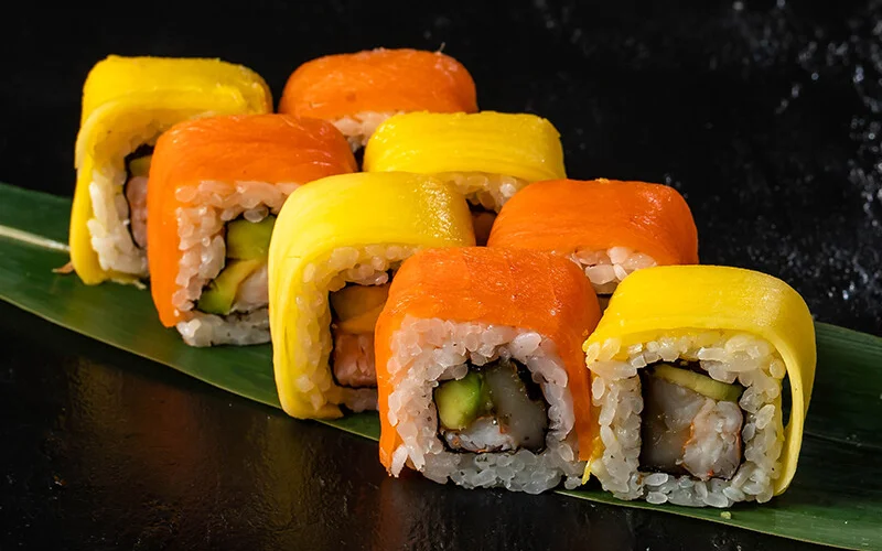 Ролл с креветкой, кальмаром и манго