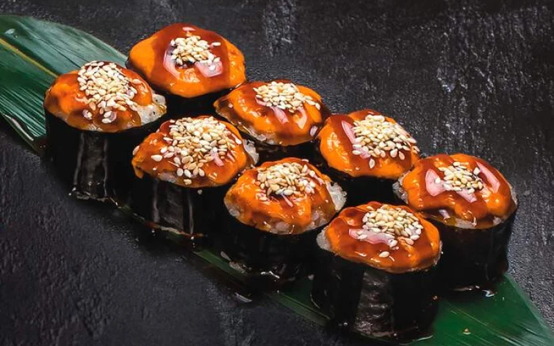 Ролл Яки с копчёным лососем острый