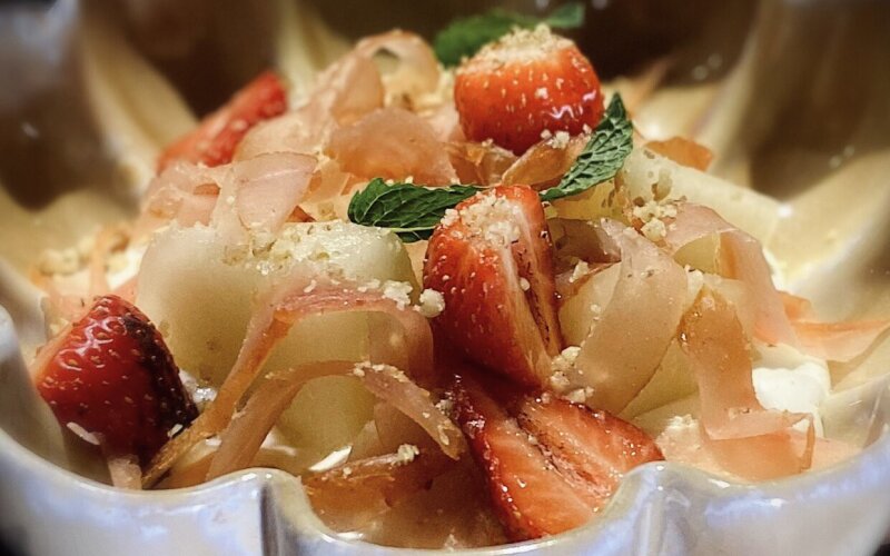 Ароматная дыня с вяленой куриной грудкой, ягодами и кремом из сыра Фета