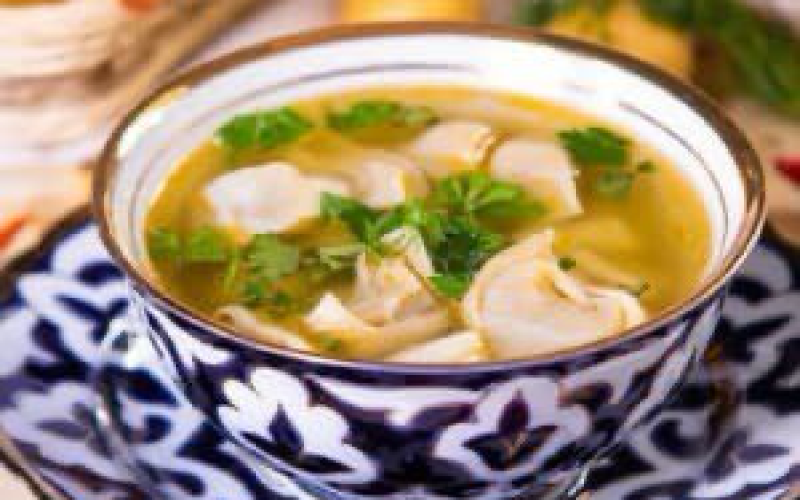 Пельмени домашние с бульоном