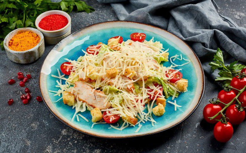 Салат Цезарь с курицей