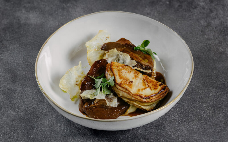 Язычки ягненка с гратеном из сельдерея и мясным соусом