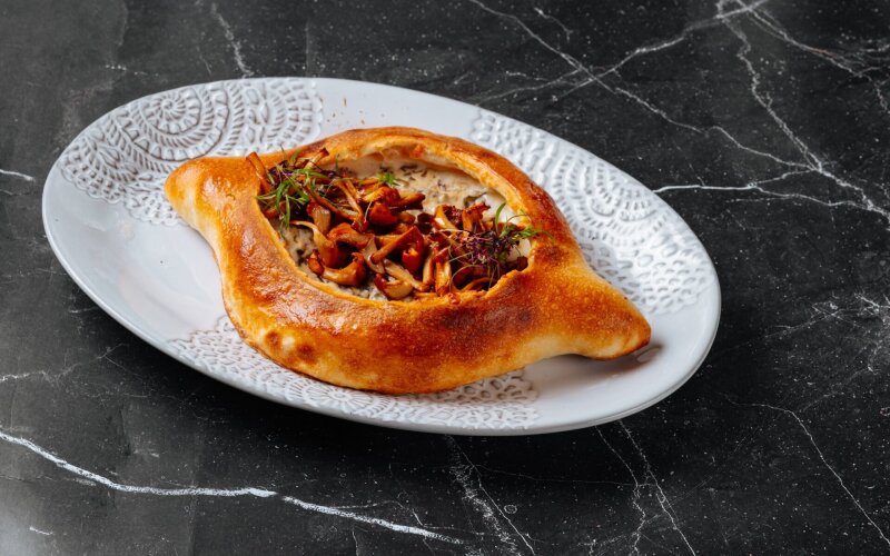 Хачапури с лисичками, нежным сыром надуги и ароматной зеленью