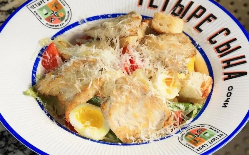 Салат Цезарь с курицей