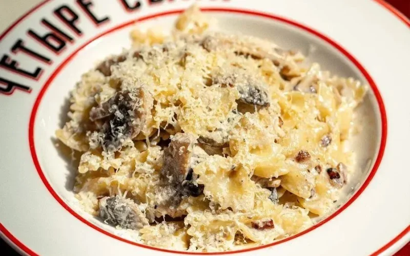 Фарфалле с курицей и грибами