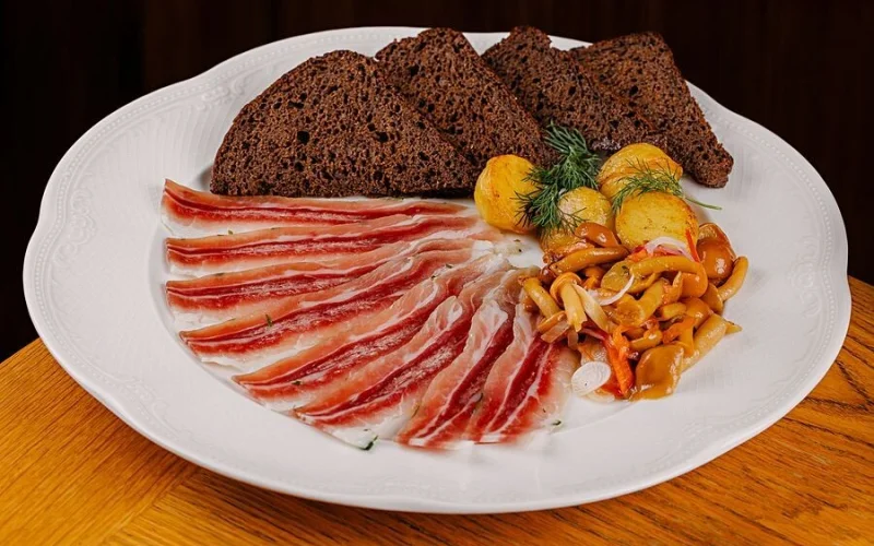 Сало с маринованными опятами