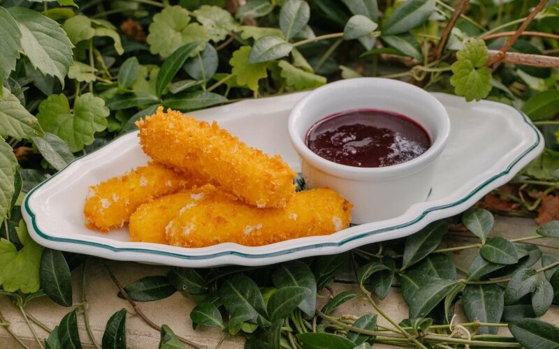 Сырные палочки с клюквенным соусом