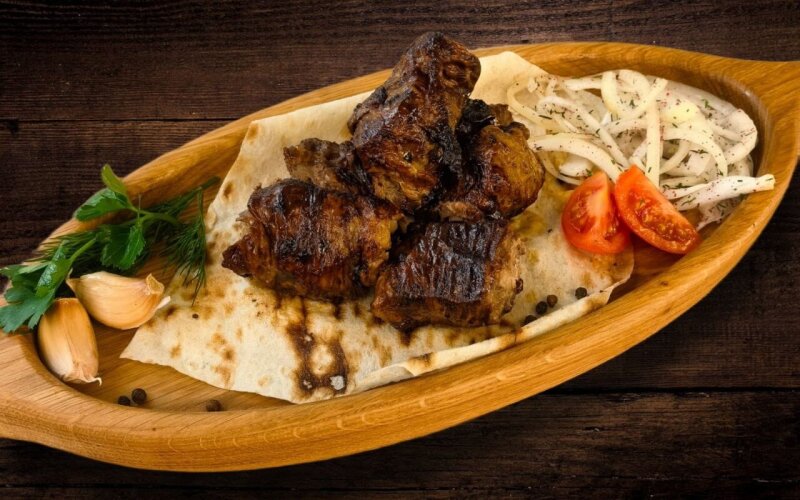 Шашлык из печени говяжьей в жировой сетке