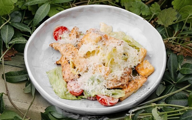 Салат Цезарь с курицей