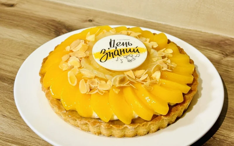 № 674 Пирог песочный с консервированными персиками и карамелью, декор к 1 Сентября.